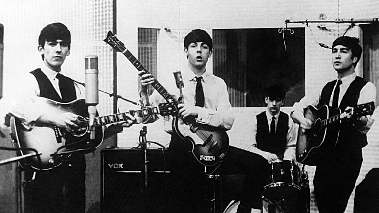 Beatles em estúdio em 1963 (E-D): George Harrison, Paul McCartney, Ringo Starr e John Lennon -