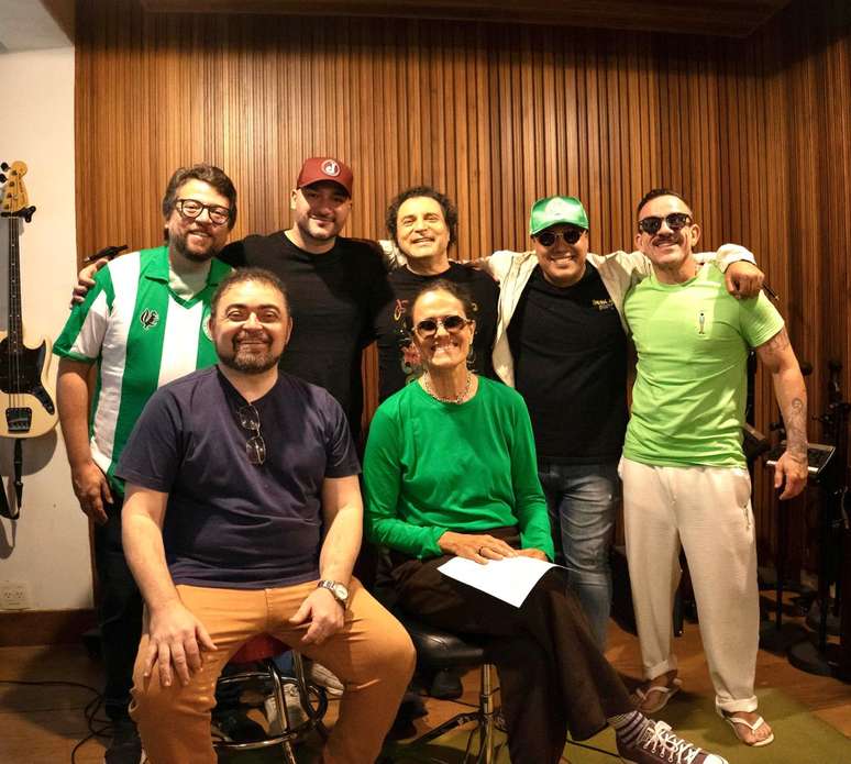 Da esquerda para a direita: Em pé: Renato Cunha, Rafael Falanga, Frejat, Igor Leal, Zé Paulo Sierra. Sentados: André Diniz, Zélia Duncan 