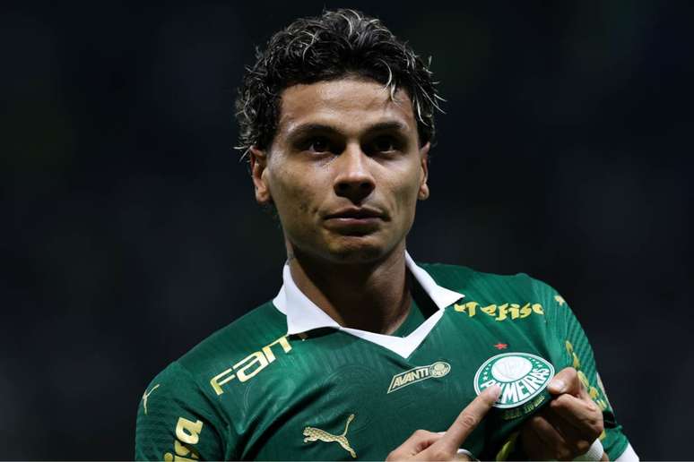 Richard Ríos em ação pelo Palmeiras