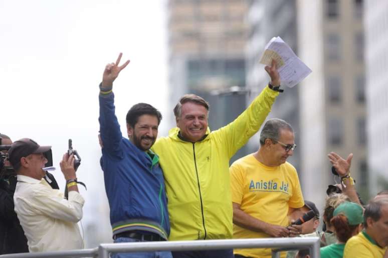 Prefeito de São Paulo, Ricardo Nunes, ao lado do ex-presidente Jair Bolsonaro em evento pedindo anistia para golpistas do 8 de Janeiro