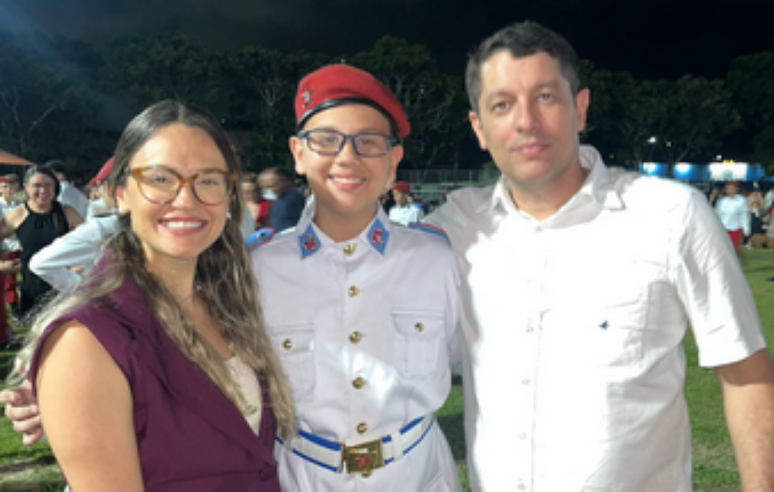 Lucca Fontes Aragão ao lados dos pais, depois de ingressar no Colégio Militar de Fortaleza
