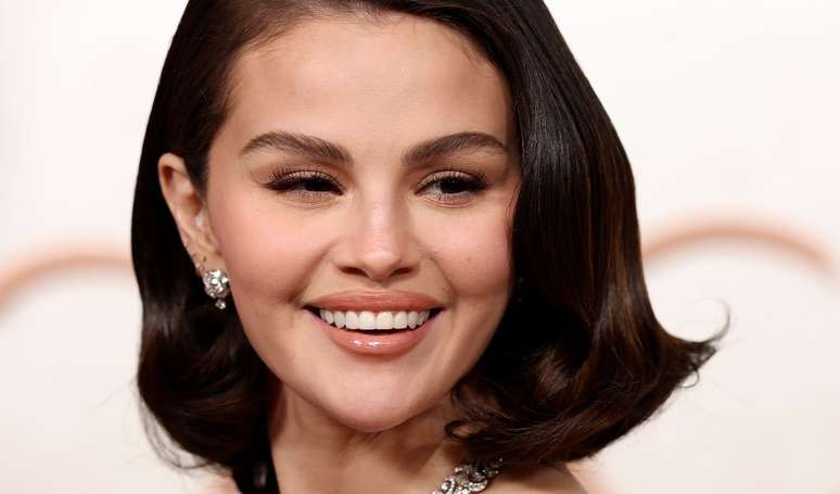 The combo for the lips of Darling by Selena Gomez creates an impressive effect of natural volume and requires only 3 products