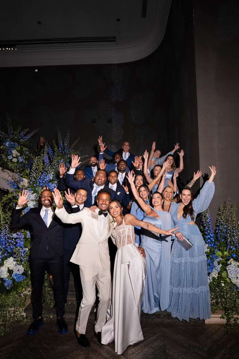 Veja os looks dos padrinhos no casamento de &Eacute;der Milit&atilde;o e Tain&aacute; -