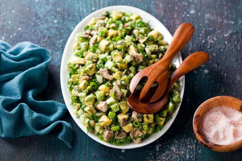 Salada de sardinha com abacate e pepino 