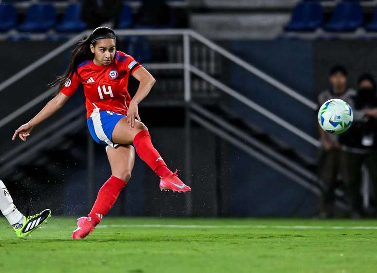 Pardo, de apenas 17 anos,  bate para fazer o gol do Chile. Mas sua seleção levou a virada da Argentina. Divulgação/Conmebol