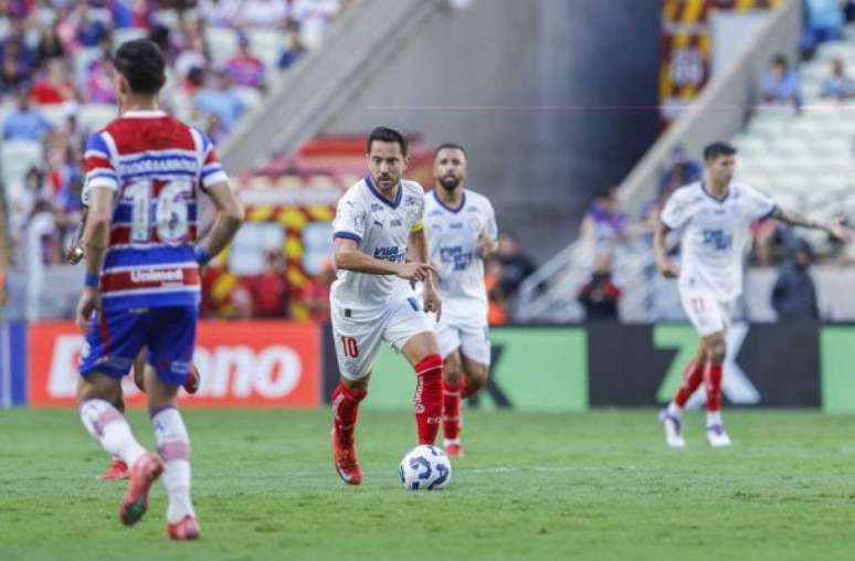 Marinho celebra o seu belo gol para o Fortaleza sobre o Bahia. Mas no fim, 1 a 1 no placar.