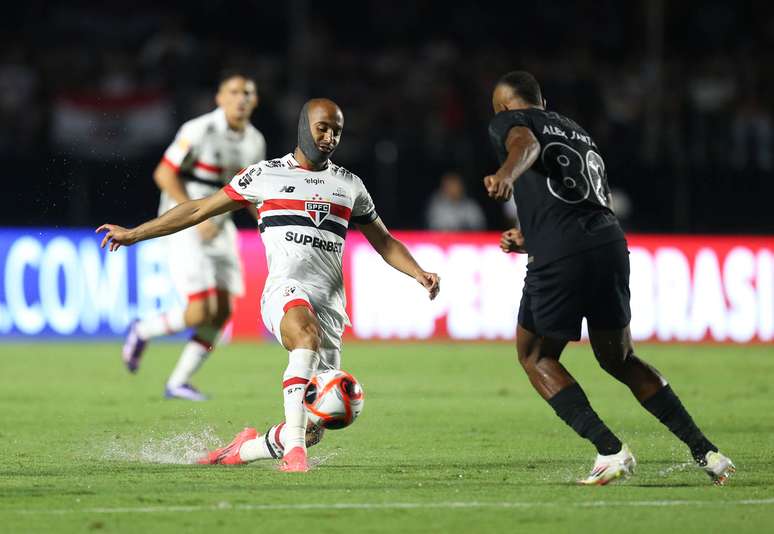 Lucas Moura em ação contra o Corinthians pelo Campeonato Paulista de 2025. 