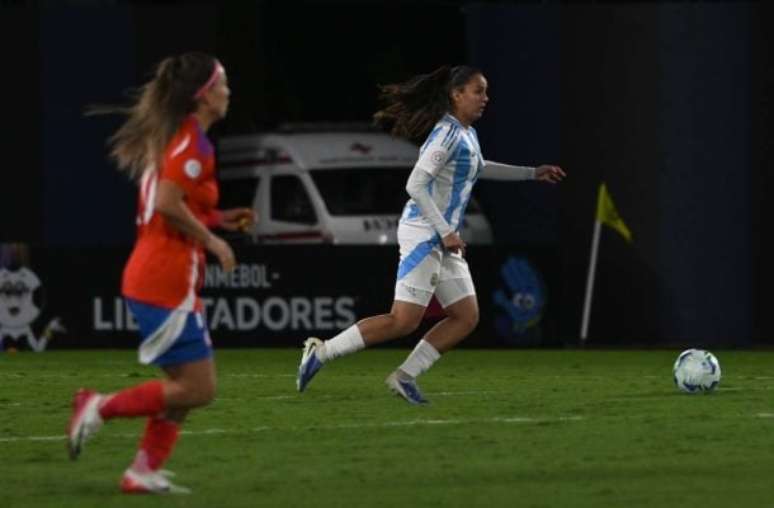 Pardo, de apenas 17 anos,  bate para fazer o gol do Chile. Mas sua seleção levou a virada da Argentina. Divulgação/Conmebol