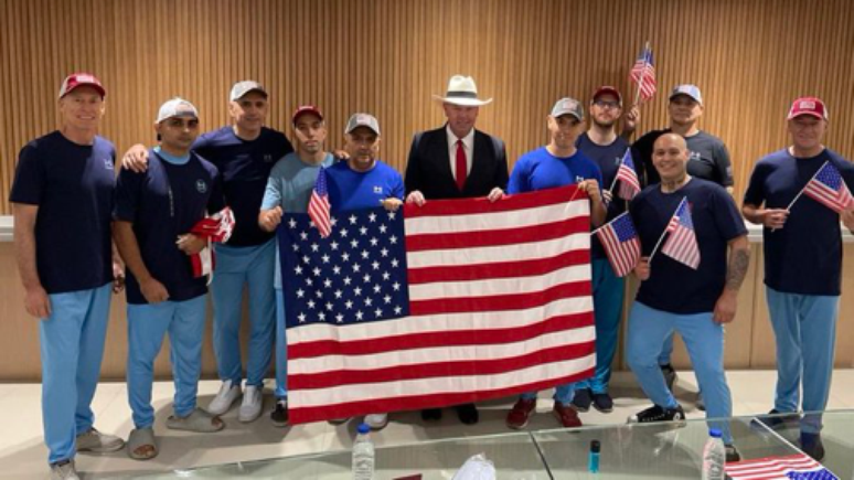 A embaixada dos EUA na Venezuela publicou uma foto no X dos 10 americanos libertados em uma troca de prisioneiros.