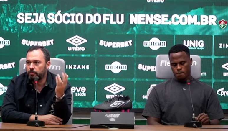 Bittencourt durante a coletiva de despedida de Árias (ao seu lado).