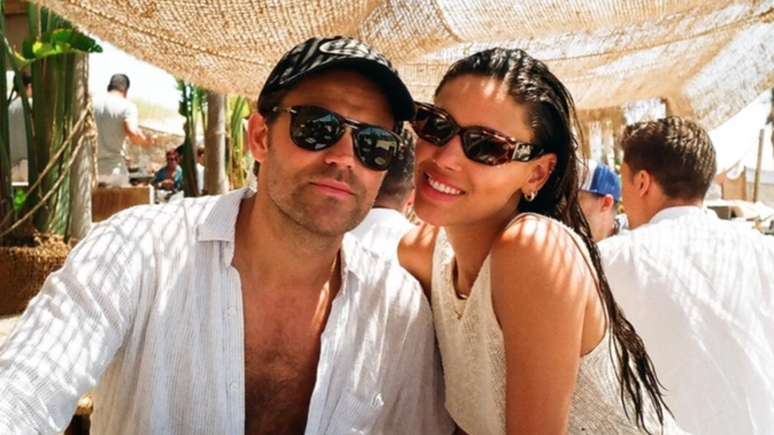 The Brazilian model is proposed by the wedding by the series “The Vampire Diaries”