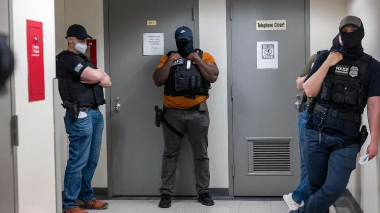 Agentes federais encapuzados em operação contra a imigração ilegal, em 20/6/25, em New York.