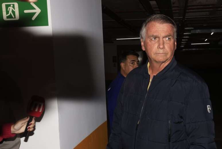 Jair Bolsonaro deixa a sede do partido PL.