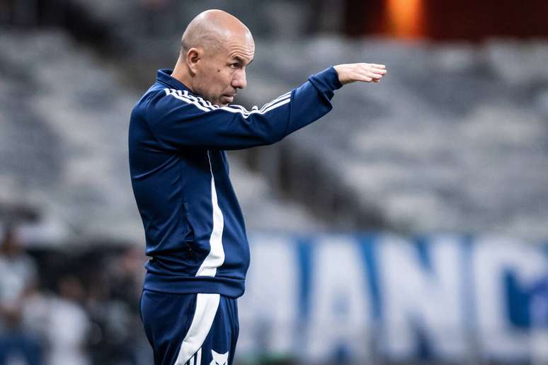 Leonardo Jardim fixes the plans so that the leader Cruzeiro did not come across young people. Leonardo Jardim fixes the plans so that the leader Cruzeiro did not come across young people.