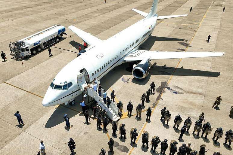 Os venezuelanos detidos em El Salvador foram levados de volta para seus países.