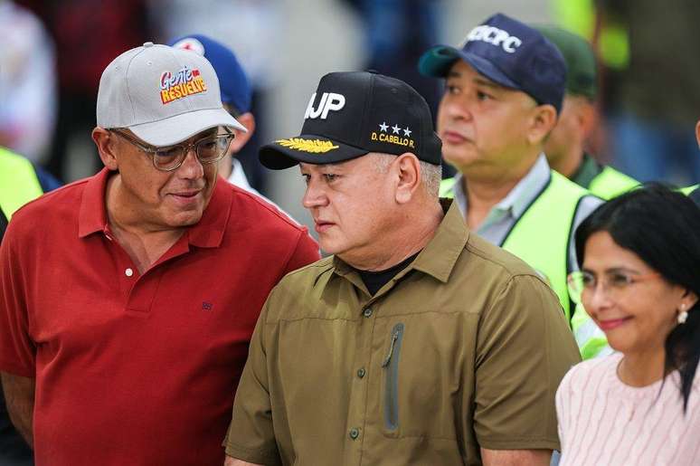O presidente da Assembleia Nacional da Venezuela, Jorge Rodríguez (à esquerda), conversou com o ministro do Interior e da Justiça, Diosdado Cabello, na sexta-feira no Aeroporto Simón Bolívar. A vice-presidente Delcy Rodríguez estava ao seu lado.