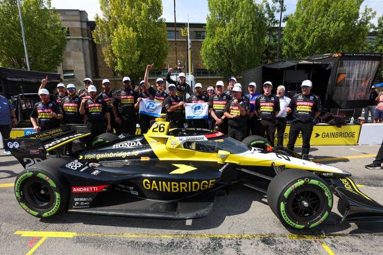 Colton Herta comemora a pole position para o GP de Toronto com sua equipe