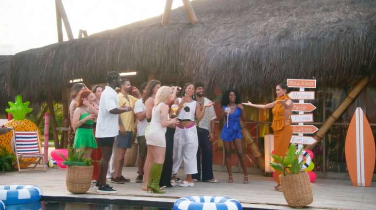 Deborah Secco (à direita) com os participantes do reality: beleza padrão ajuda a arrumar um terceiro, certamente