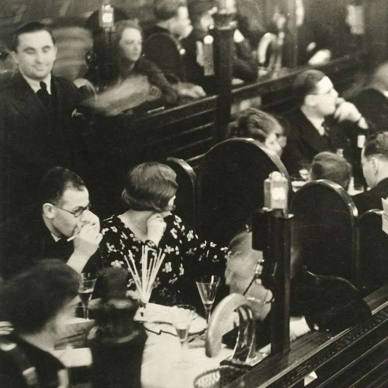 Na Berlim dos anos 1920, o Residenz Casino ficou famoso por permitir aos seus clientes que sinalizassem seu interesse por algu&eacute;m atrav&eacute;s de um sistema de tubos pneum&aacute;ticos