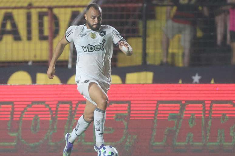 Botafogo luta muito e vence o Sport com gol no fim &ndash;