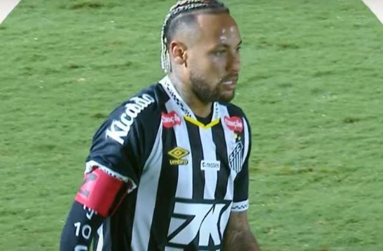 Neymar tenta sair da marcação do Mirassol. Reprodução/ Cazé TV