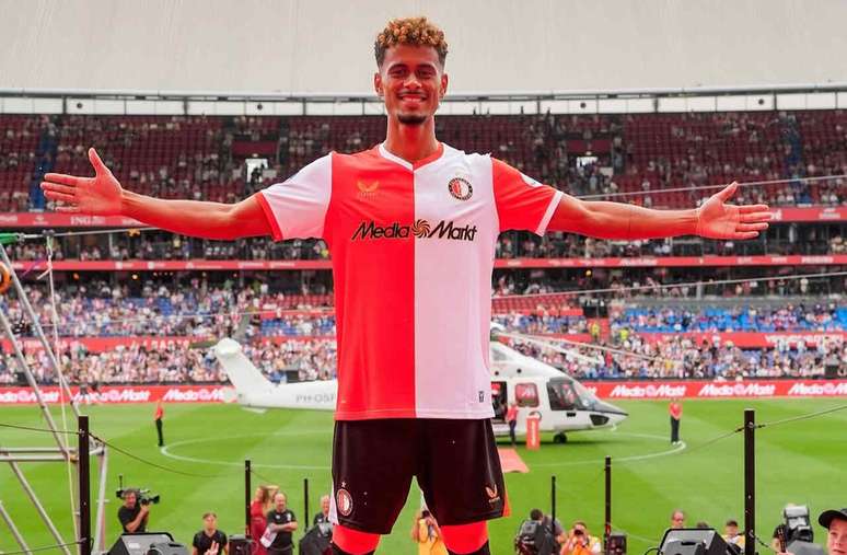 Gon&ccedil;alo Ramos posa para a foto oficial no Feyenoord. &ndash; reprodu&ccedil;&atilde;o/instagram