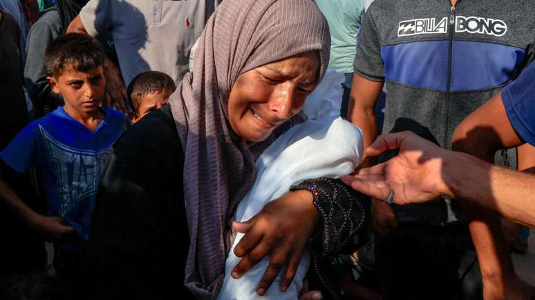 Alaa Al-Najjar, mãe palestina, chora a morte do filho Yehia, de apenas três meses, vítima de desnutrição em meio à crise de fome na Faixa de Gaza. O bebê faleceu no Hospital Nasser, em Khan Younis, no sul do território, em 20 de julho de 2025, segundo médicos locais.