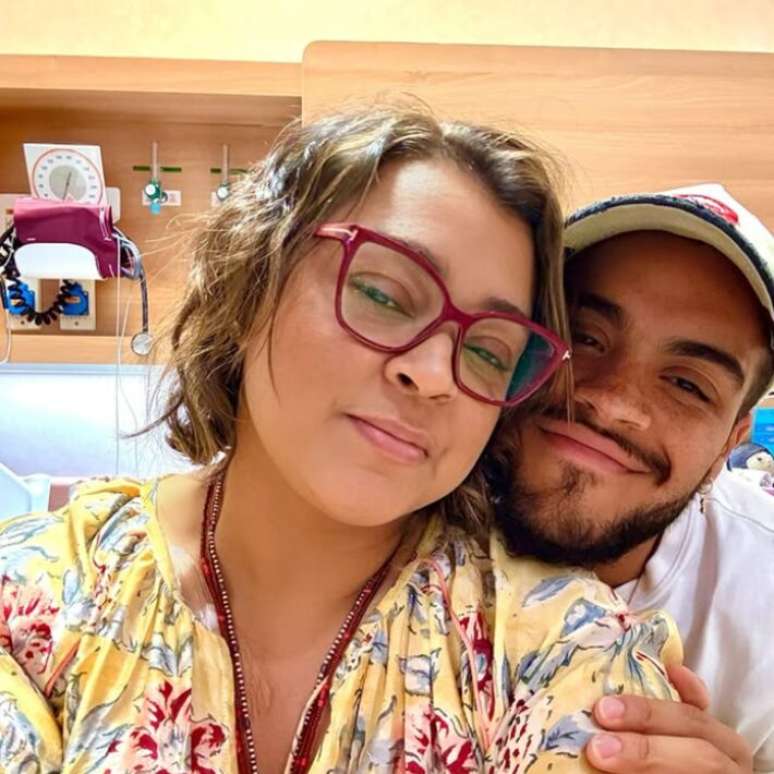 Preta Gil e seu filho, Francisco Gil, em um quarto no Hospital S&iacute;rio-Liban&ecirc;s, pouco antes dela passar por uma cirurgia, em dezembro de 2024