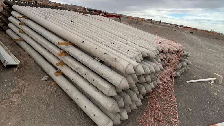 Postes de luz destinados à eletrificação de Pampa Clemesí, que aguardam sua instalação a céu aberto no próprio povoado