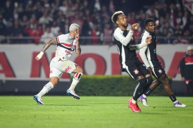 Luciano fez os dois gols do S&atilde;o Paulo no primeiro tempo.