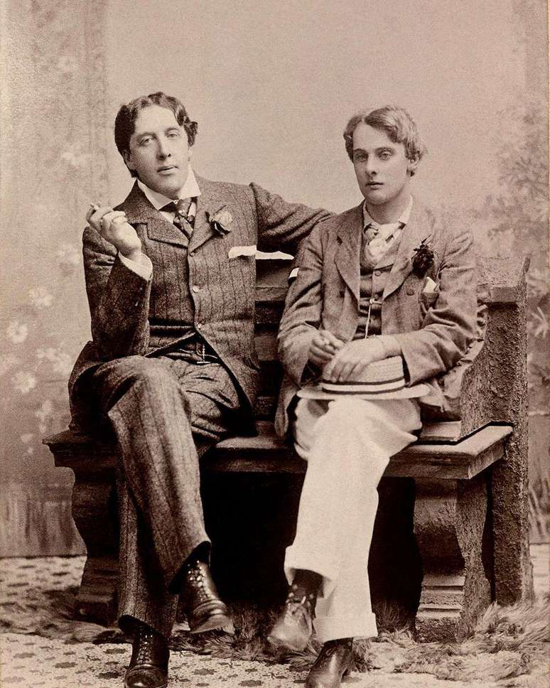 Oscar Wilde (1854-1900), aqui retratado em 1893 com seu amante, Alfred Douglas (1870-1945), criou um significado oculto para o cravo verde