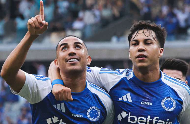 Chriostiuan celebra o seu gol ao lado de Kaio Jorge.