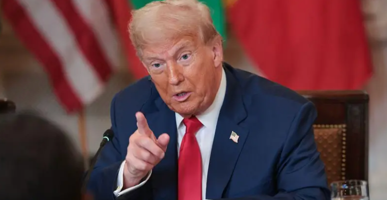 Donald Trump vinculou as tarifas anunciadas ao Brasil ao processo no qual Jair Bolsonaro &eacute; r&eacute;u no STF