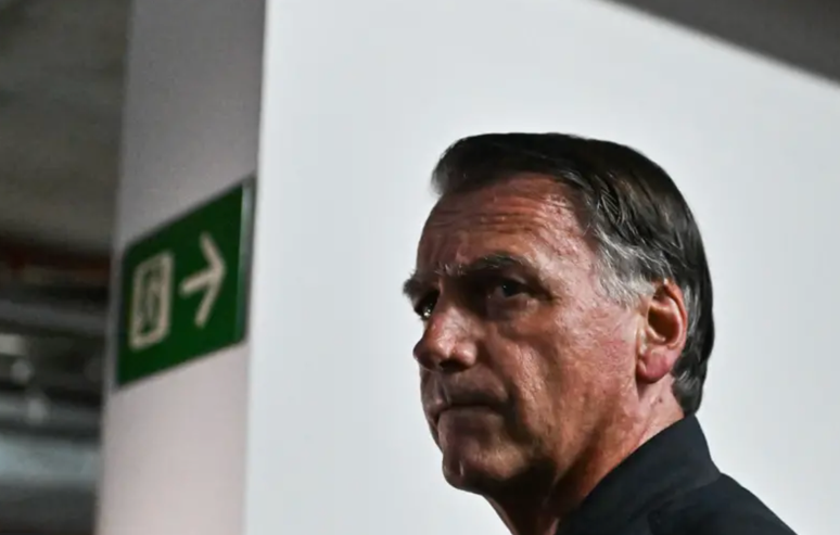 Jair Bolsonaro foi alvo de uma opera&ccedil;&atilde;o da Pol&iacute;cia Federal na sexta-feira (18/7) e agora est&aacute; obrigado a usar uma tornozeleira eletr&ocirc;nica. Ele classificou a a&ccedil;&atilde;o como uma "suprema humilha&ccedil;&atilde;o"