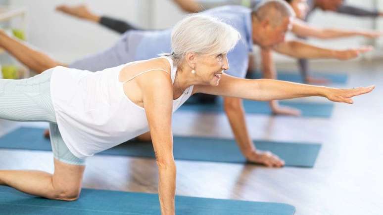 Get out of the sedentary lifestyle in the elderly! Meet Pilates at home