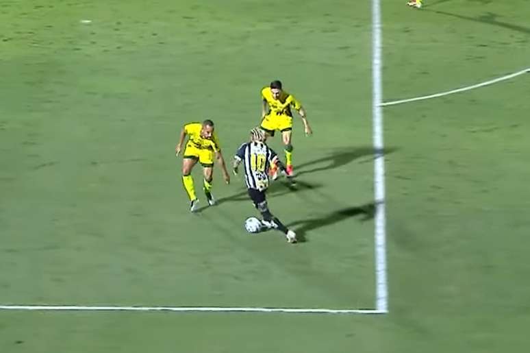 Neymar tenta sair da marcação do Mirassol. Reprodução/ Cazé TV