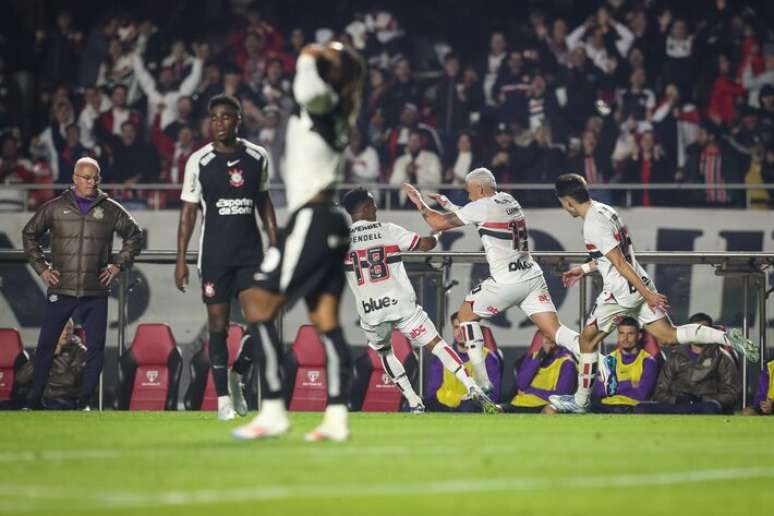 Jogadores do S&atilde;o Paulo comemoram, enquanto corintianos lamentam resultado no MorumBis.
