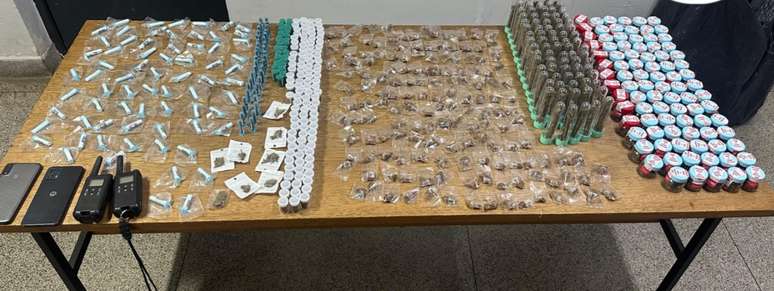 Nesta apreens&atilde;o em julho em Caieiras, Grande S&atilde;o Paulo, al&eacute;m das drogas da foto, havia 20 litros de lan&ccedil;a-perfume.