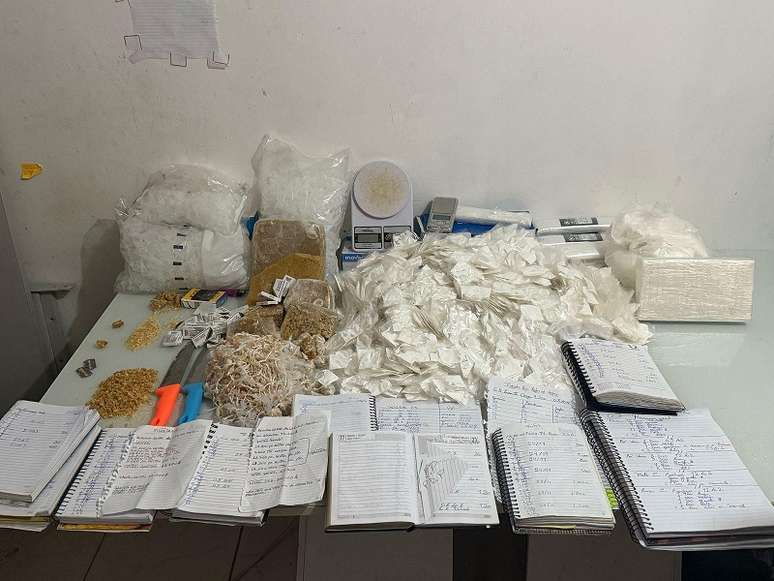 Apartamento no centro de S&atilde;o Paulo caiu por den&uacute;ncia. Pol&iacute;cia Militar prendeu drogas, utens&iacute;lios, anota&ccedil;&otilde;es e tr&ecirc;s homens em flagrante.