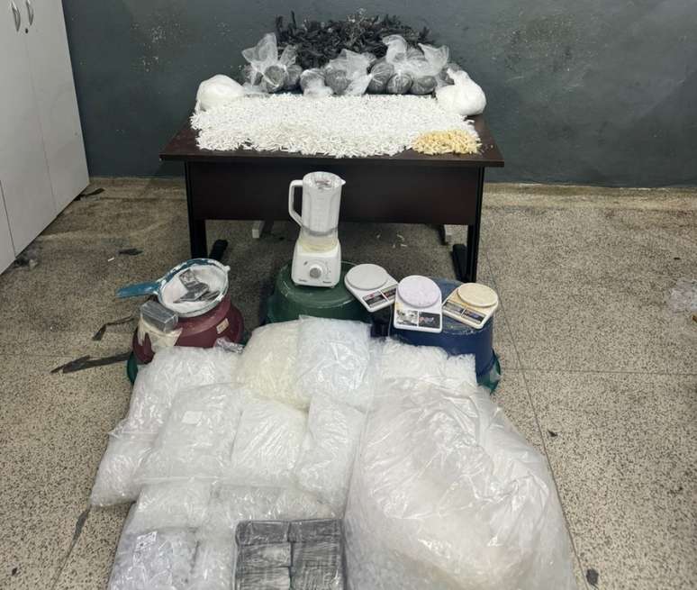 Casa bomba encontrada pela Pol&iacute;cia Civil no bairro Cidade J&uacute;lia, na zona sul de S&atilde;o Paulo. Quantidade de embalagens d&aacute; ideia do consumo.