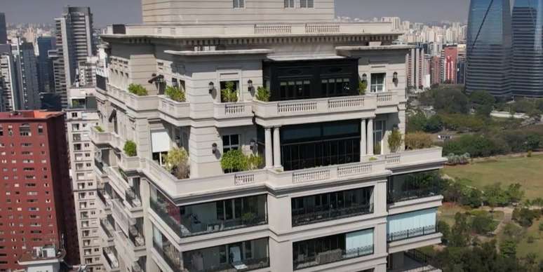 O imóvel da categoria 'ultra luxo' possui terraços com vista para diferentes regiões da cidade de São Paulo