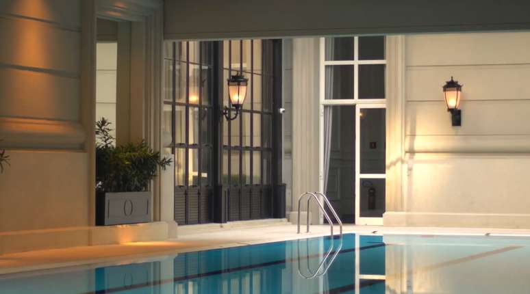 A piscina parece cenário de filme: luxo e glamour para os moradores privilegiados