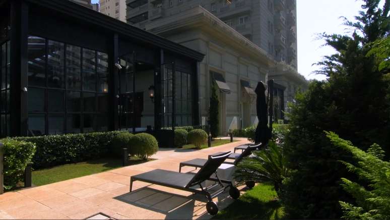 A área externa do edifício, para o lazer dos moradores, possui belo paisagismo 