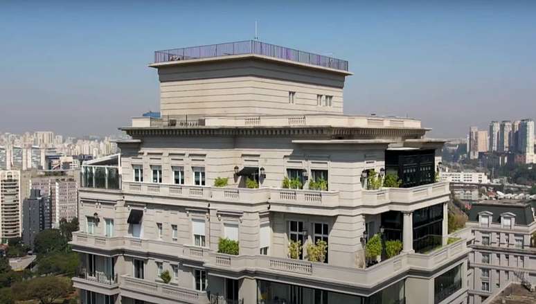 A impressionante cobertura, chamada de "mansão suspensa", fica no 25º andar