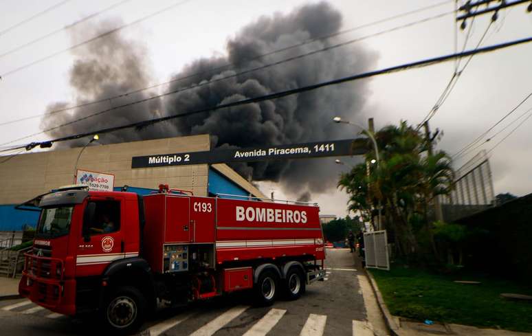 Viaturas do Corpo de Bombeiros foram mobilizadas para conter as chamas na Avenida Piracema