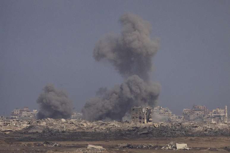 Israel ordena evacuação no centro de Gaza e amplia ações