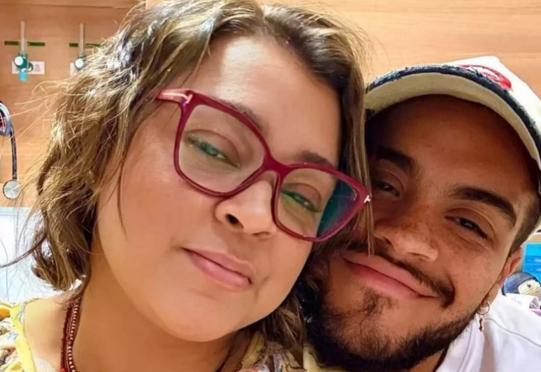 Preta Gil ao lado do filho Francisco durante uma de suas passagens pelo hospital