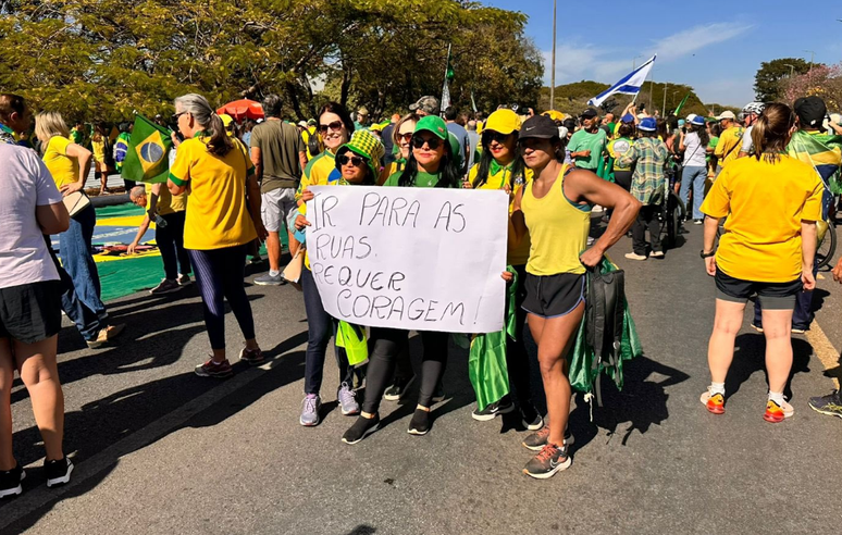 Apoiadores foram convocados por meio das redes sociais de aliados do Bolsonaro