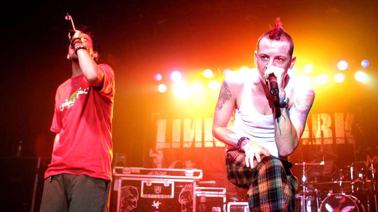 Linkin Park (Mike Shinoda e Chester Bennington) ao vivo no in&iacute;cio dos anos 2000 -