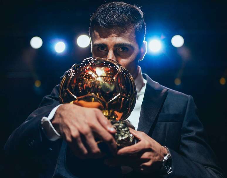 Rodri venceu a concorr&ecirc;ncia de Vini Jr e recebeu a &uacute;ltima Bola de Ouro &ndash;